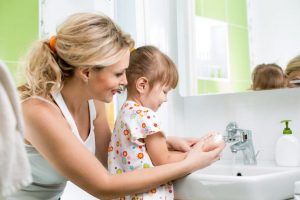 Мама учит дочку мыть руки