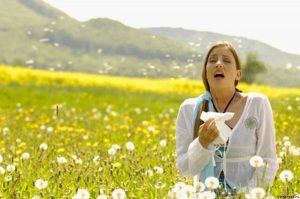 Девушка с аллергией в поле
