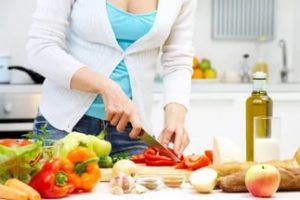 Женщина нарезает овощи