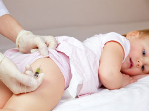 Прививка в бедро младенцу