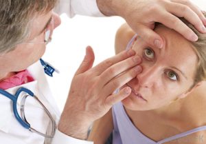Диагностика глаз у доктора